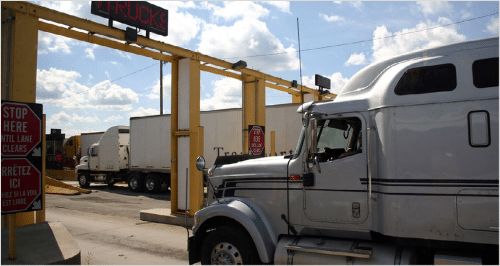 Lastbilar vid en gränskontroll, en del av fraktresan.